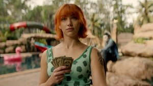 ДЕВУШКА С ТАТУИРОВКОЙ РЫБЫ-ПИЛЫ